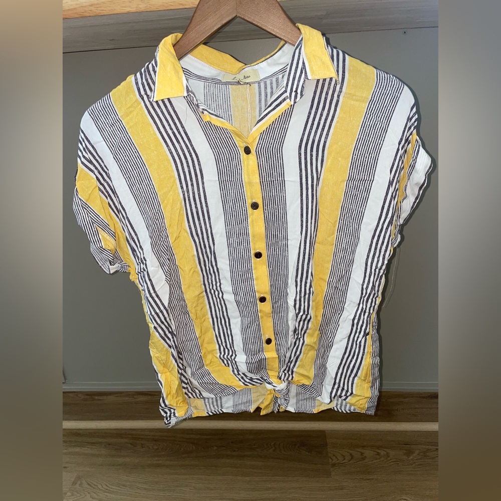 Love Notes short sleeve button-down blouse